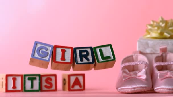 Es ist eine Mädchenbotschaft in Buchstabenblöcken — Stockvideo