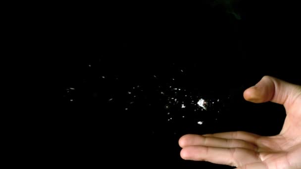 Mann blättert Zigarettenstummel aus nächster Nähe weg — Stockvideo