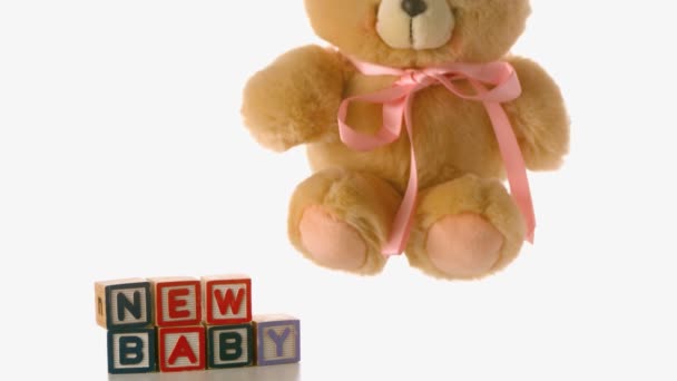 Cute teddy bear vallen naast baby blokken — Stockvideo