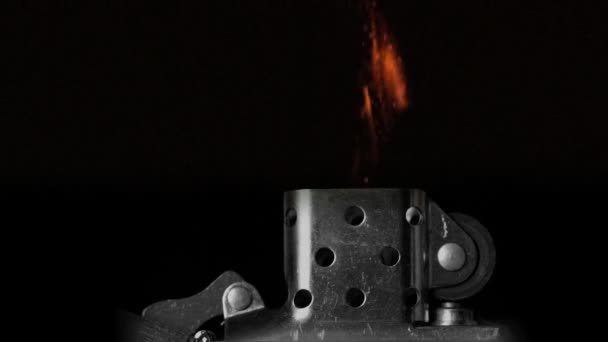 Ретро зажигалка с пламени — стоковое видео