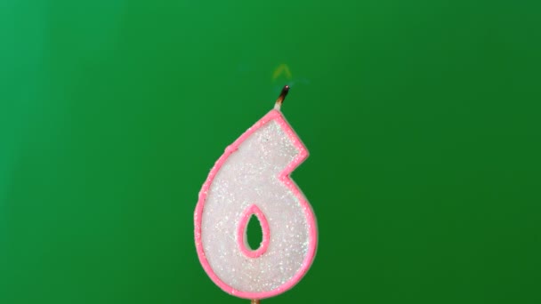 Six birthday candle flickering and extinguishing on green background — Stok video