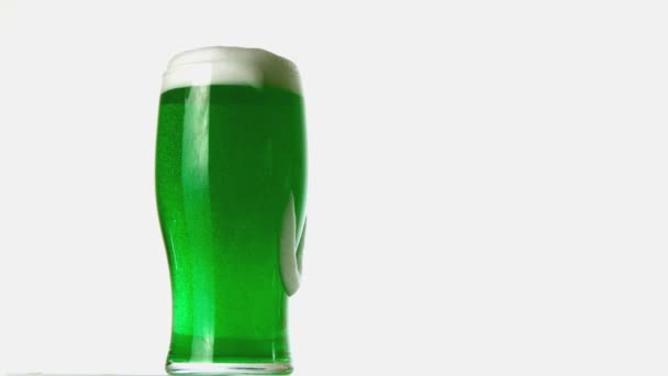 Зелёное пиво переполнено — стоковое видео