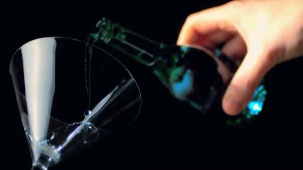 Hand gießt blauen Alkohol in Cocktailglas — Stockvideo