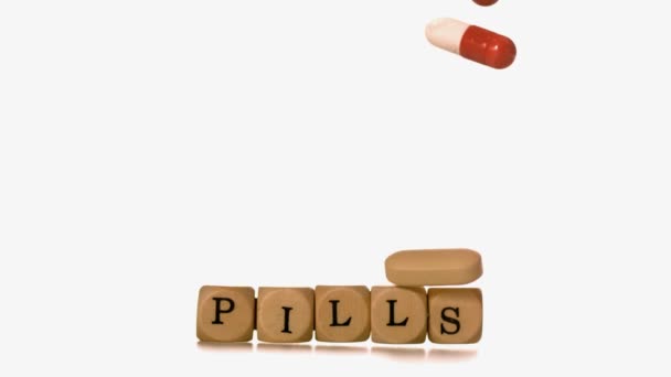 Mnoho druhů pilulek, nalil na kostky pravopisu prášky — Stock video