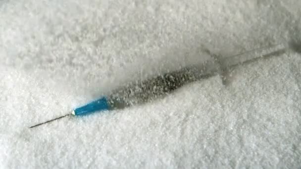 Sugar pouring and covering syringe — Stock Video