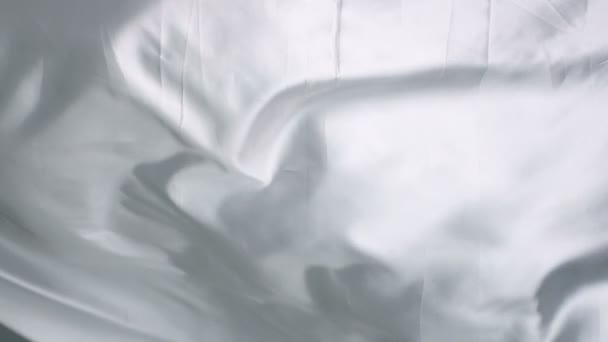 Drap de lit en soie se déplaçant comme des vagues — Video