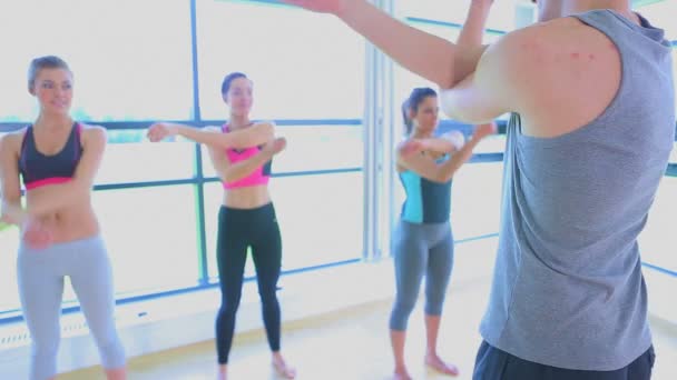 Video if trainer and class stretching arms — Stok video