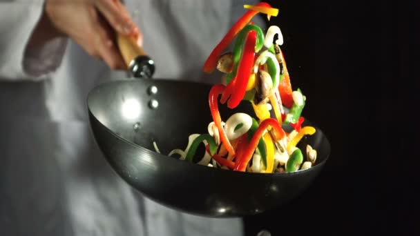 Chef haciendo salteado de verduras en wok — Vídeos de Stock