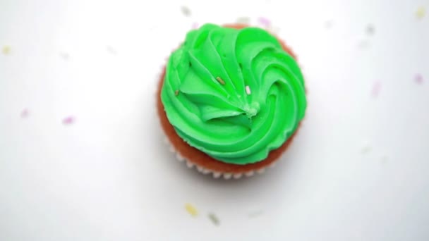 St patricks day cupcake turning with sprinkles falling — Stock Video