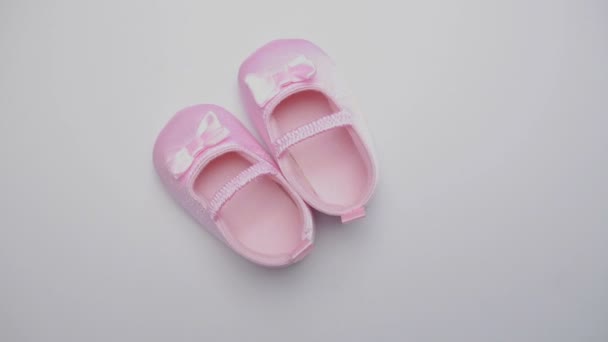 Pink baby booties — Stock Video