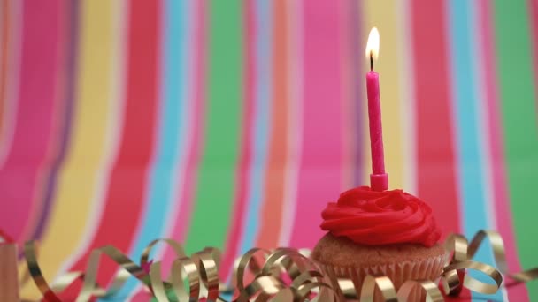 Vela en cumpleaños cupcake soplado — Vídeo de stock