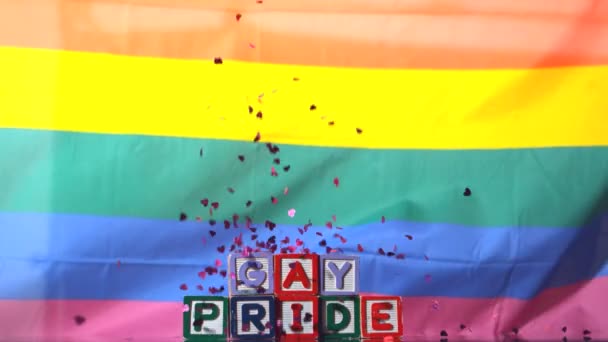 Gökkuşağı bayrağı Breeze gay pride blokları ve düşen konfeti ile üfleme — Stok video