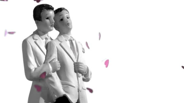 Confetti cayendo en gay novio pastel toppers en blanco y negro — Vídeo de stock