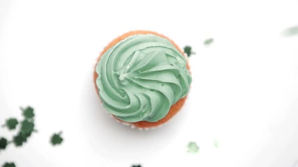 St patricks dia cupcake virando com shamrock verde confete caindo — Vídeo de Stock