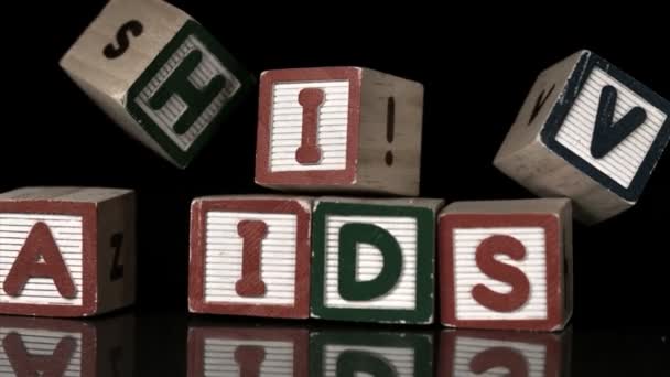 Блоки ВИЧ падают на блоки СПИДа — стоковое видео
