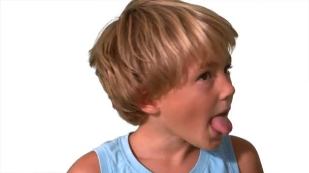 Маленький мальчик качает головой на белом фоне — стоковое видео