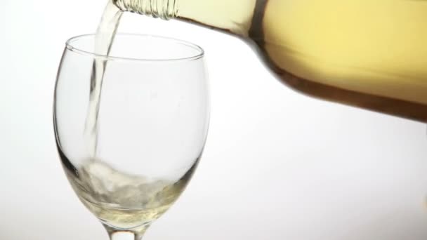 Copo sendo preenchido com vinho branco — Vídeo de Stock