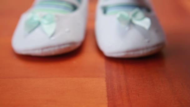 Babys eerste stappen — Stockvideo