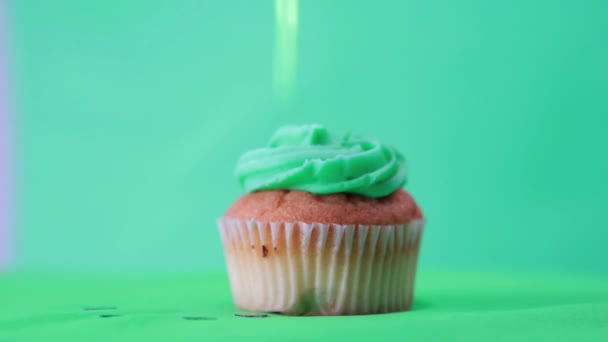 St patricks day cupcake snurrar runt med shamrock konfetti faller — Stockvideo