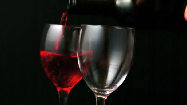 Twee glazen van rode wijn wordt gegoten — Stockvideo