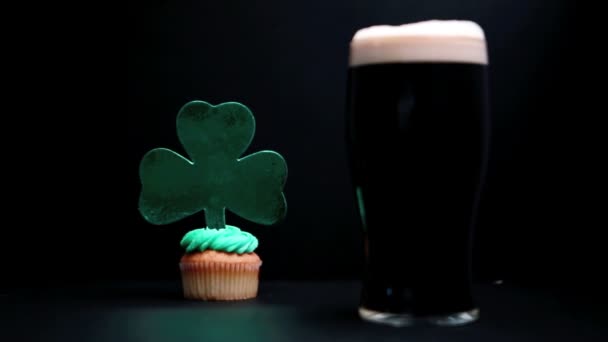 Pint of stout and st patricks day cupcake — Stock Video