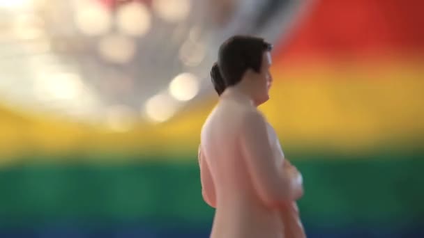 Schwule Bräutigam Kuchendeckel drehen sich mit Discokugel — Stockvideo