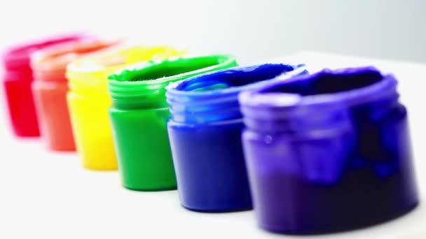 Arco-íris potes de pintura em uma fileira para o orgulho gay — Vídeo de Stock