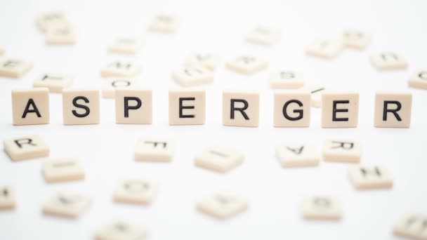 Asperger écrit en morceaux de lettres en plastique tombant — Video