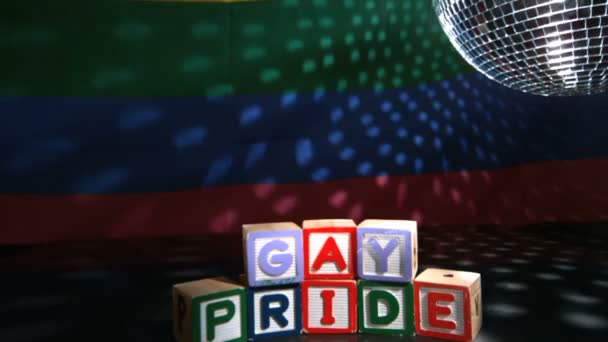 Disco bola girando por encima de gay orgullo bloques — Vídeo de stock