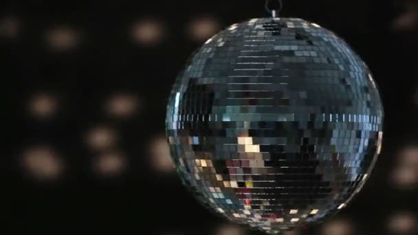 Brillante bola disco girando alrededor — Vídeo de stock