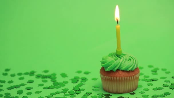 St patricks day cupcake with shamrock confetti — Stock Video