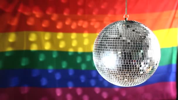 Диско м'яч обертається проти прапора гомосексуальної гордості — стокове відео
