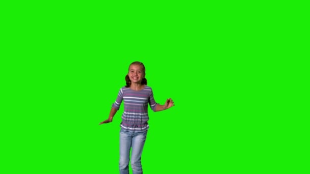 Lächelndes Mädchen springt auf grünem Bildschirm auf und ab — Stockvideo