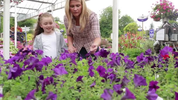 Mutter und Kind im Gartencenter — Stockvideo