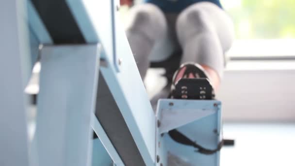 Woman working out on row machine — Stock Video