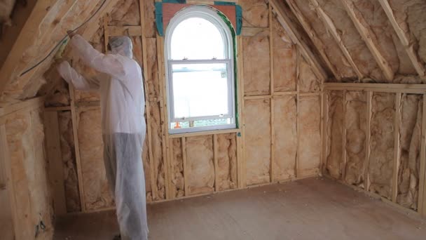 Constructeur en costume protecteur maison isolante — Video