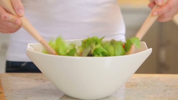 Женщина бросает салат — стоковое видео