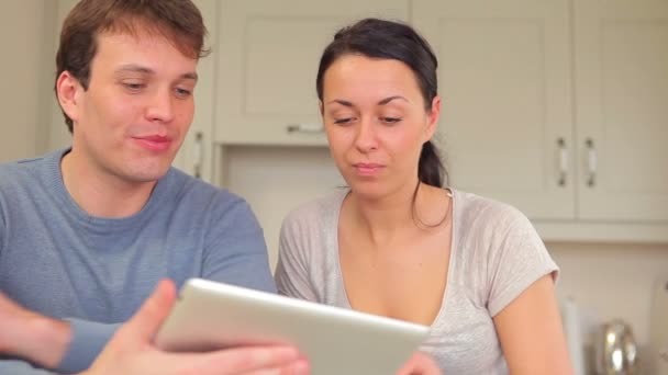 Pareja alegre mirando la tableta pc — Vídeo de stock