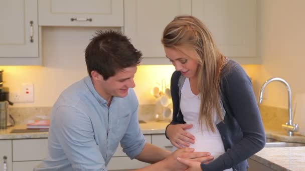 Man aanraken van de buik van zwangere vriendin — Stockvideo