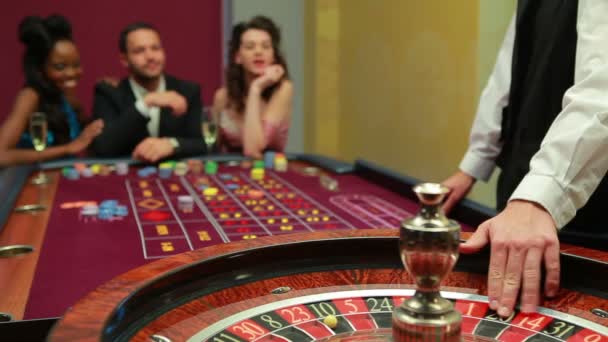Dealern snurrar på roulette-hjulet — Stockvideo