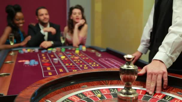 Händler dreht das Roulette-Rad — Stockvideo