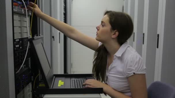 Mujer haciendo mantenimiento y sonriendo — Vídeo de stock