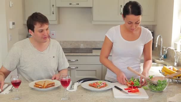Пара обедает бутербродами — стоковое видео