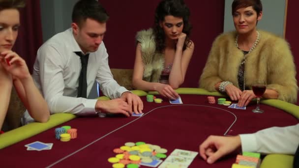 Quattro giocare a poker e uno è pieghevole — Video Stock