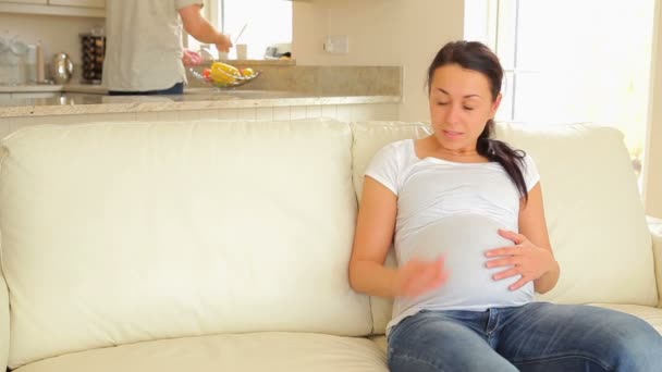 Marito sensazione di bambino calci in moglie pancia — Video Stock