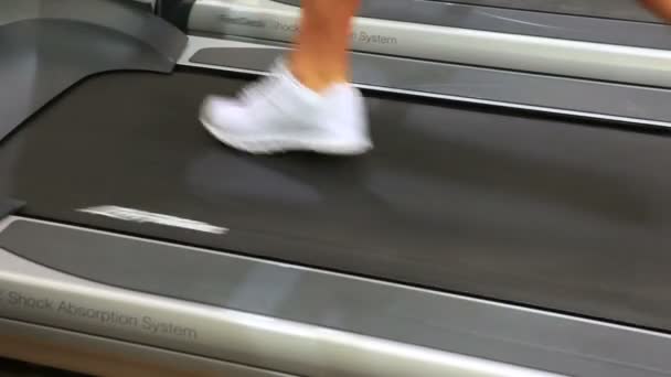 Láb, fut a futógépen — Stock videók