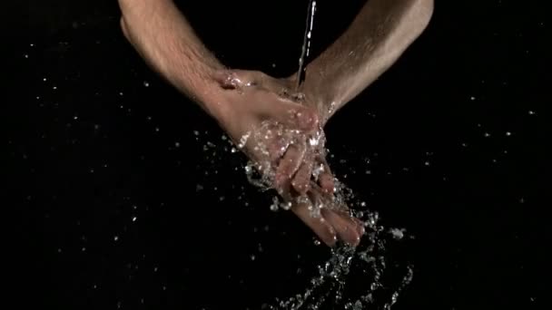 Homme se lavant les mains avec de l'eau — Video