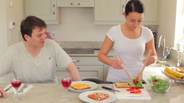 Mujer preparando sandwches para el almuerzo con el marido — Vídeo de stock