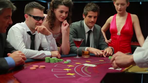 Homem de óculos de sol a ganhar no blackjack — Vídeo de Stock