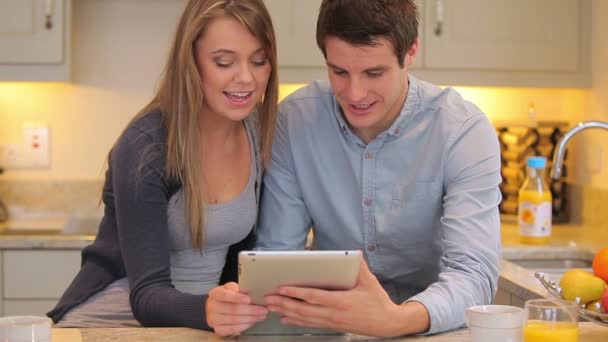 Couple utilisant le chat vidéo sur tablette pc — Video